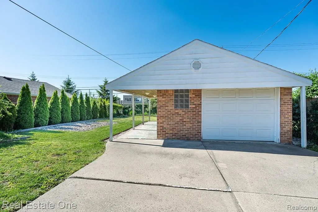 8272 Racine Road Warren City MI 48093