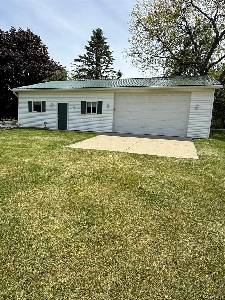 779 Winn Lake Road Lapeer Township MI 48446