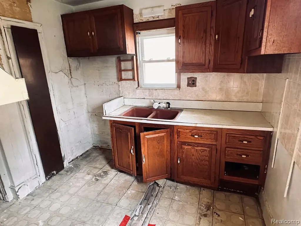 3331 S Liddesdale Street Detroit City MI 48217