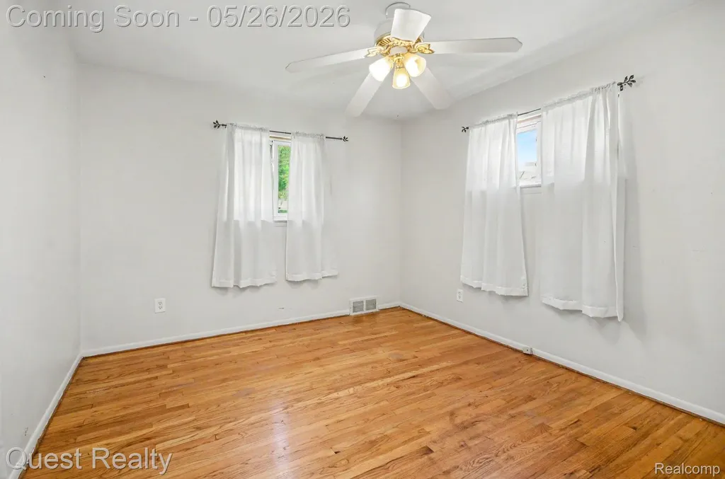 28326 Los Olas Drive Warren City MI 48093