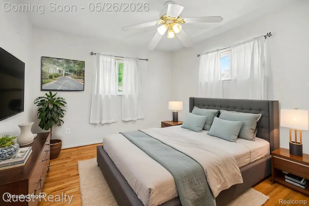28326 Los Olas Drive Warren City MI 48093