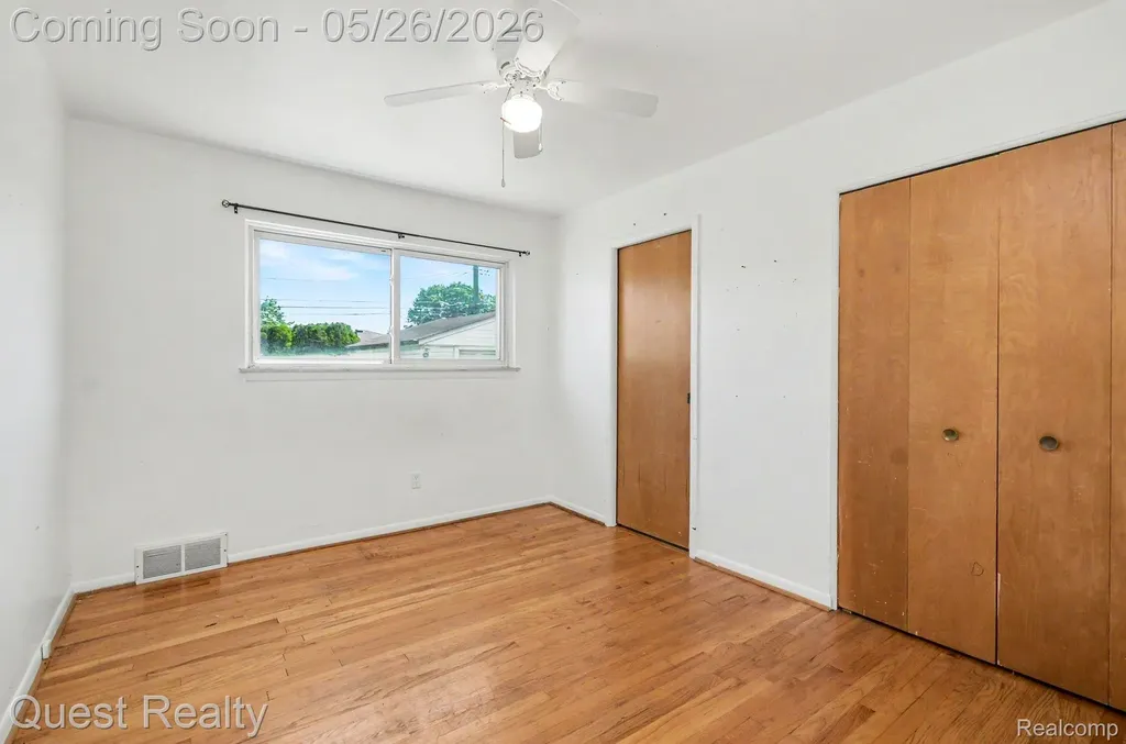 28326 Los Olas Drive Warren City MI 48093