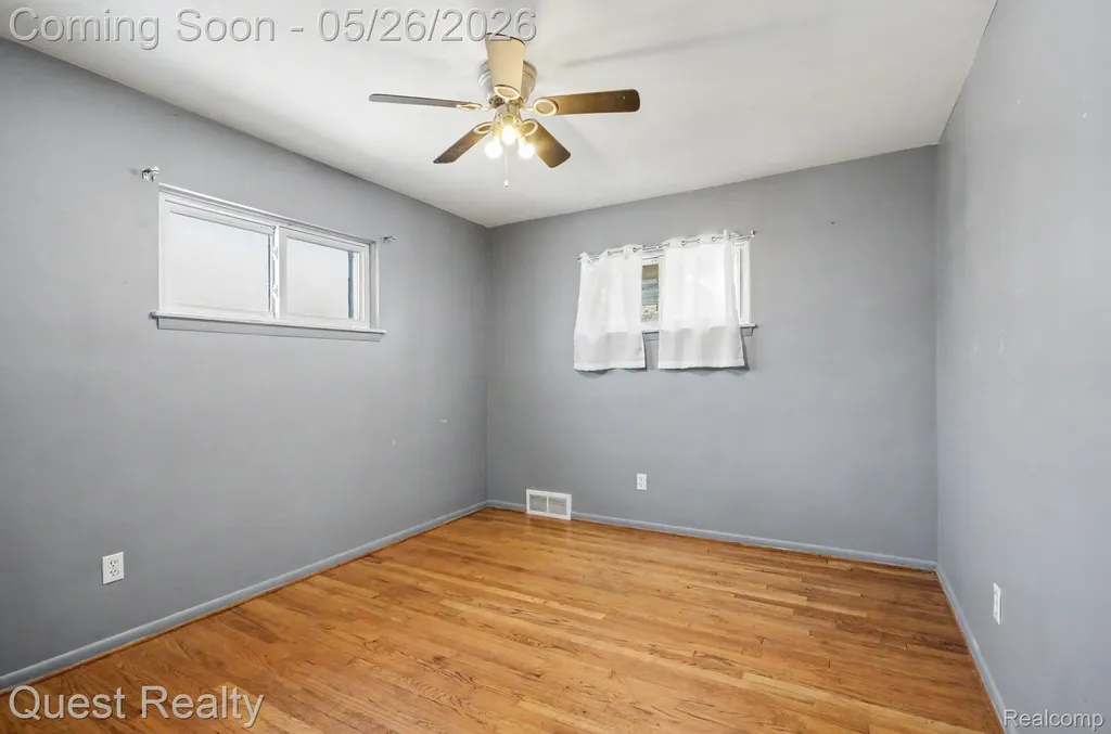 28326 Los Olas Drive Warren City MI 48093