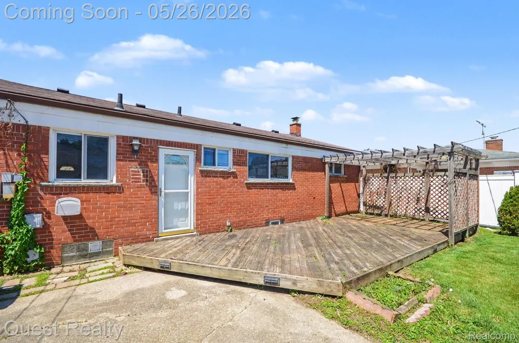 28326 Los Olas Drive Warren City MI 48093