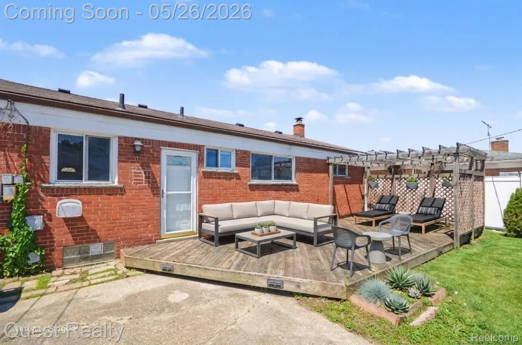 28326 Los Olas Drive Warren City MI 48093