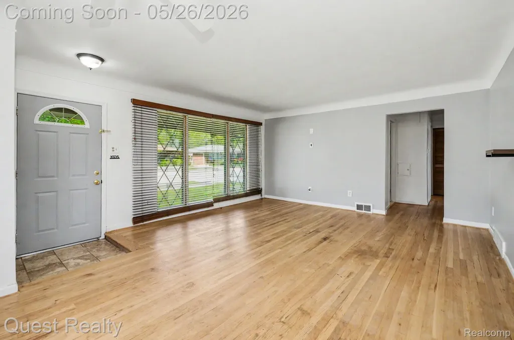 28326 Los Olas Drive Warren City MI 48093