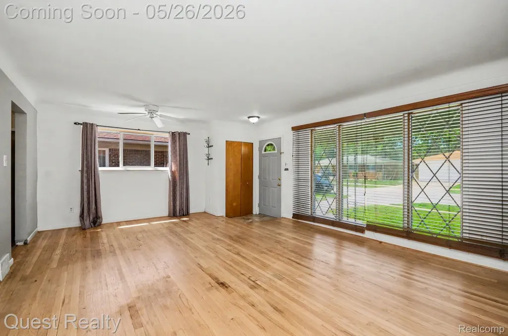 28326 Los Olas Drive Warren City MI 48093