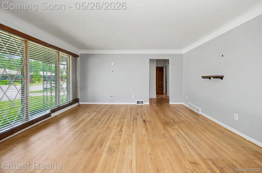 28326 Los Olas Drive Warren City MI 48093
