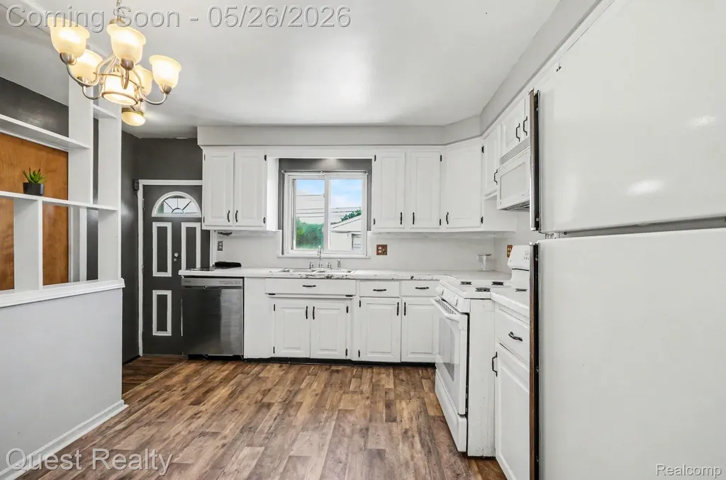 28326 Los Olas Drive Warren City MI 48093