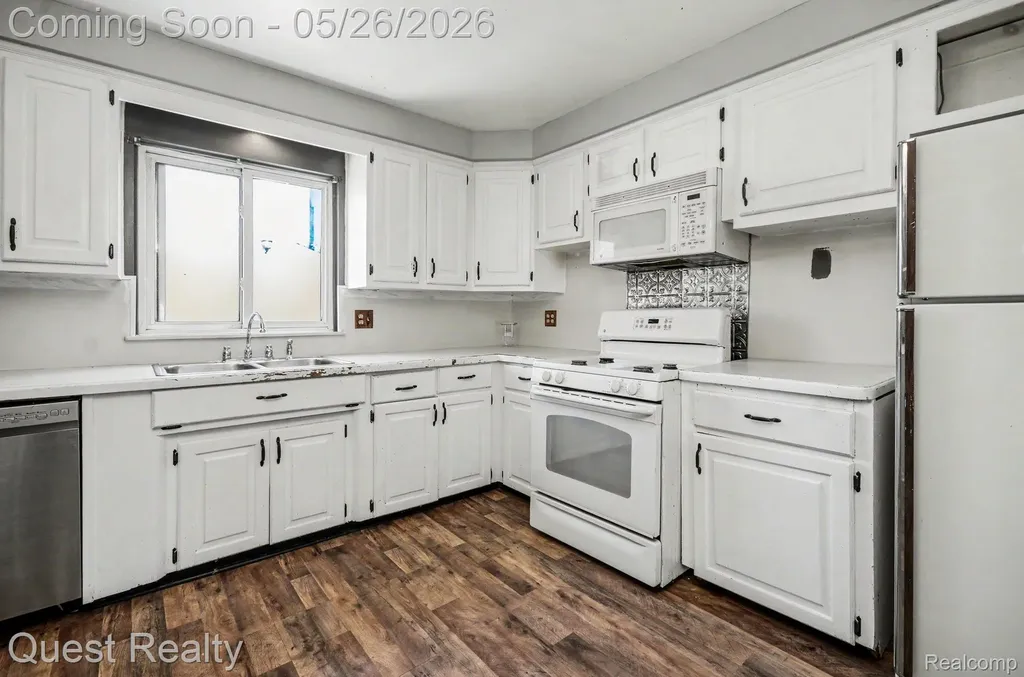 28326 Los Olas Drive Warren City MI 48093
