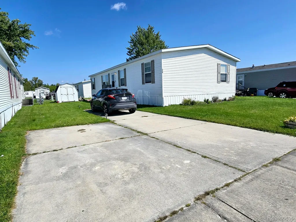 528 Elmwood Lane Columbus Township MI 48063