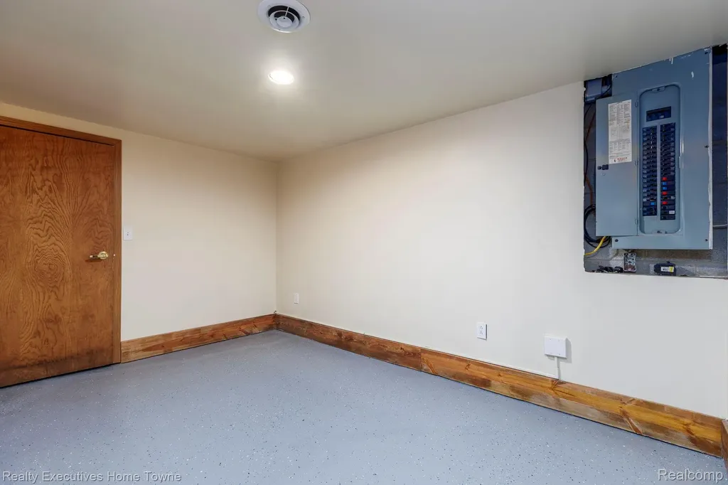 1041 Mackie Road Almont Township MI 48003
