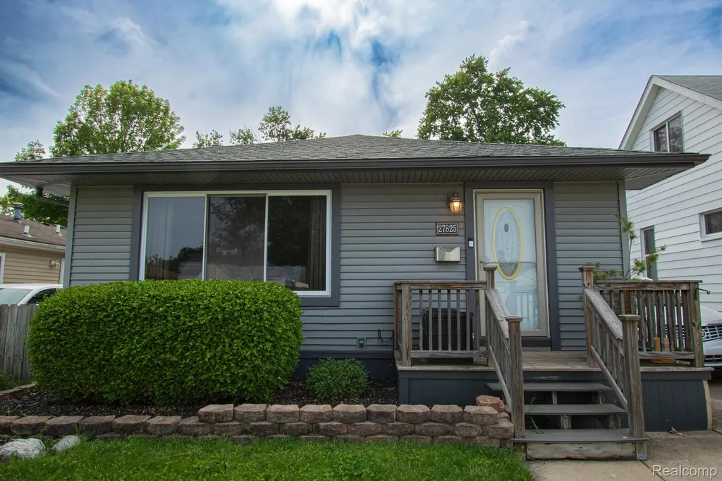 27825 Garfield Street Roseville City MI 48066
