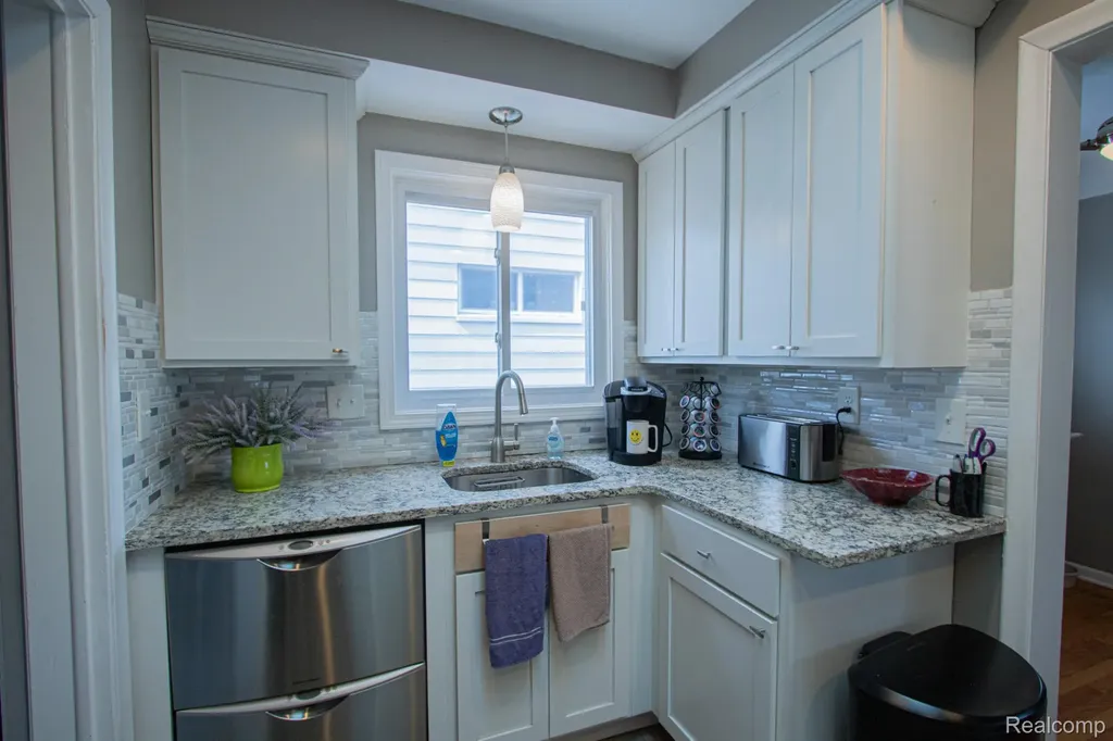 27825 Garfield Street Roseville City MI 48066