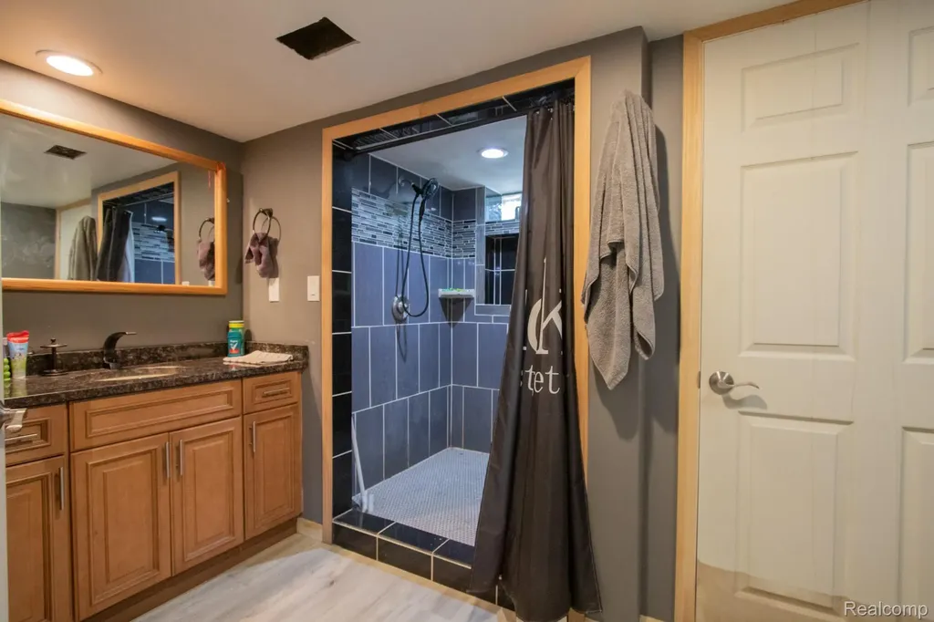 27825 Garfield Street Roseville City MI 48066
