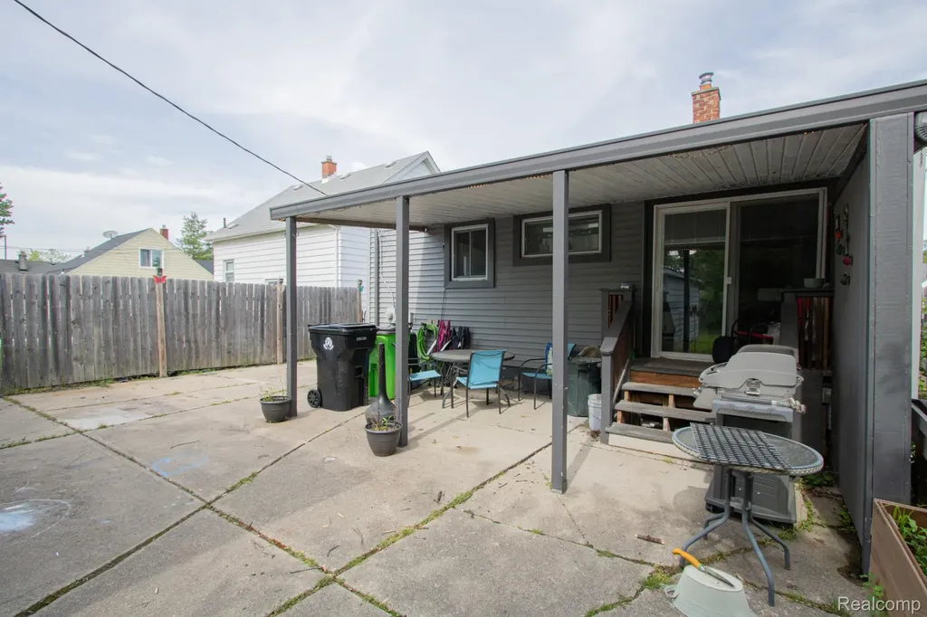 27825 Garfield Street Roseville City MI 48066