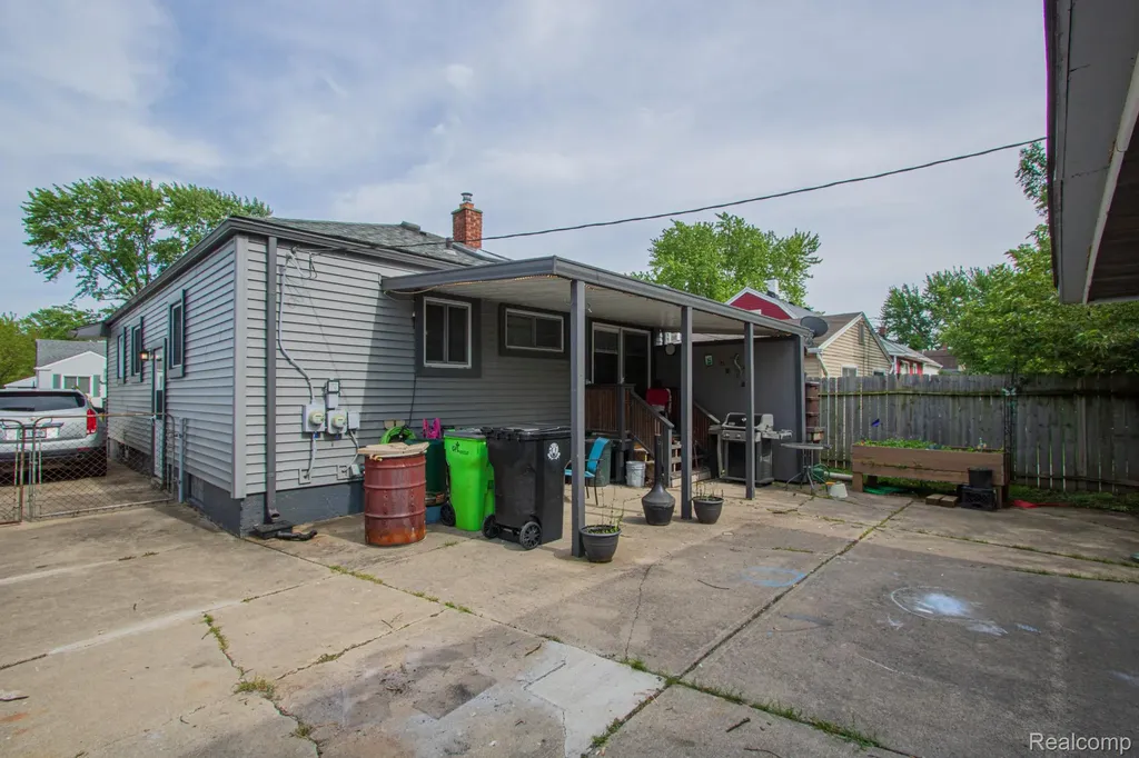 27825 Garfield Street Roseville City MI 48066