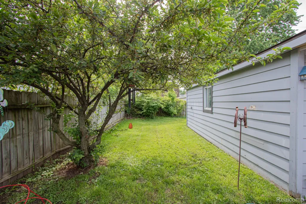 27825 Garfield Street Roseville City MI 48066