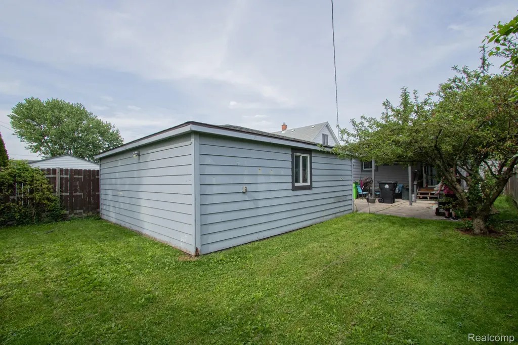 27825 Garfield Street Roseville City MI 48066