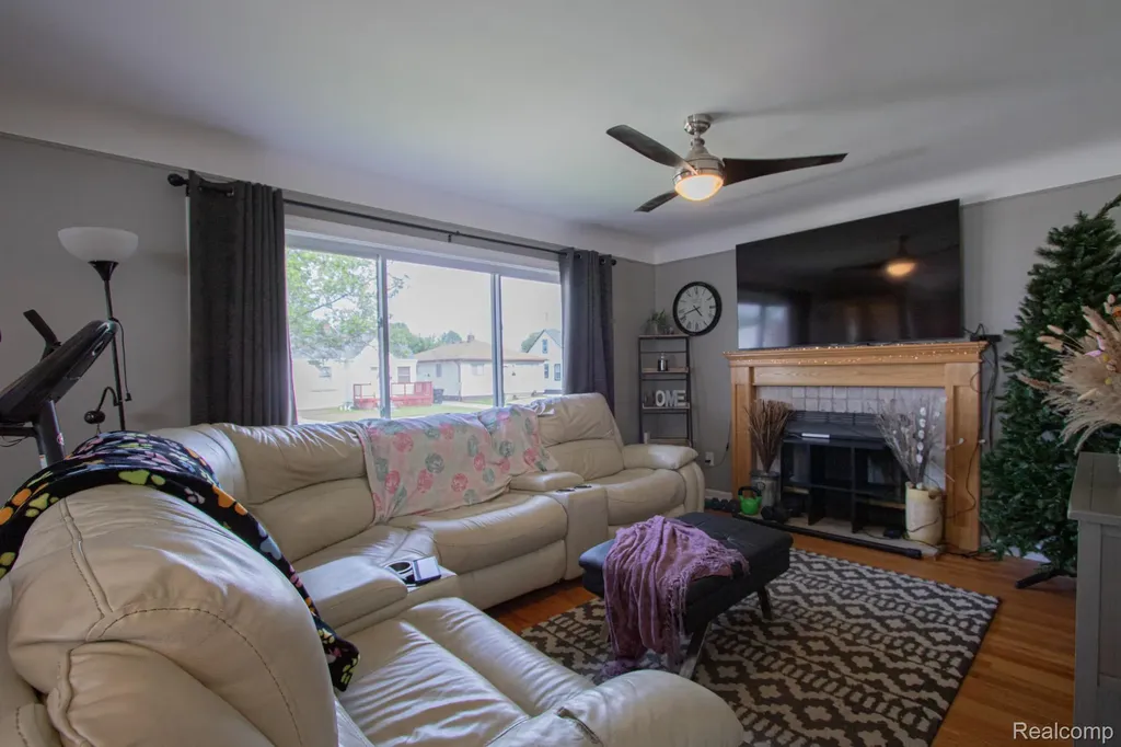 27825 Garfield Street Roseville City MI 48066