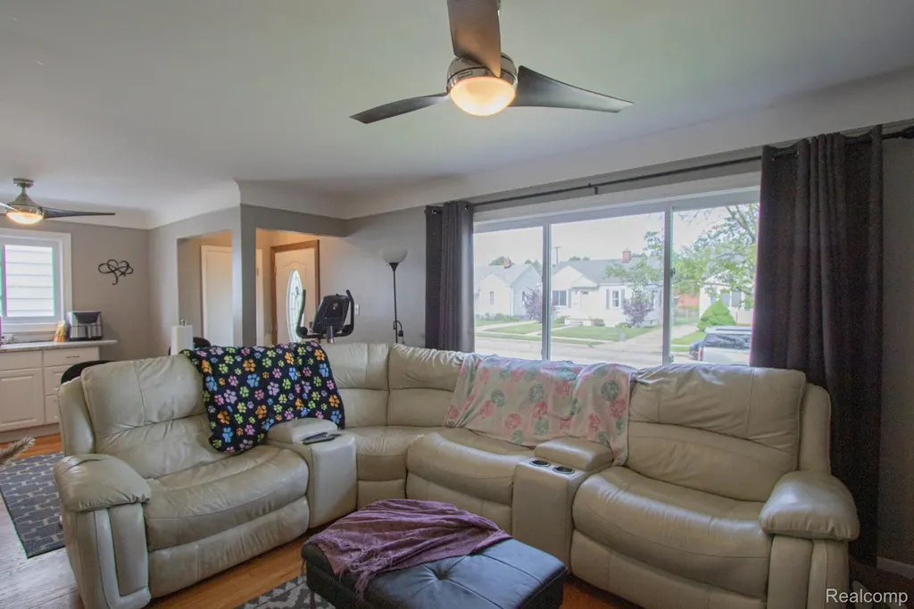 27825 Garfield Street Roseville City MI 48066