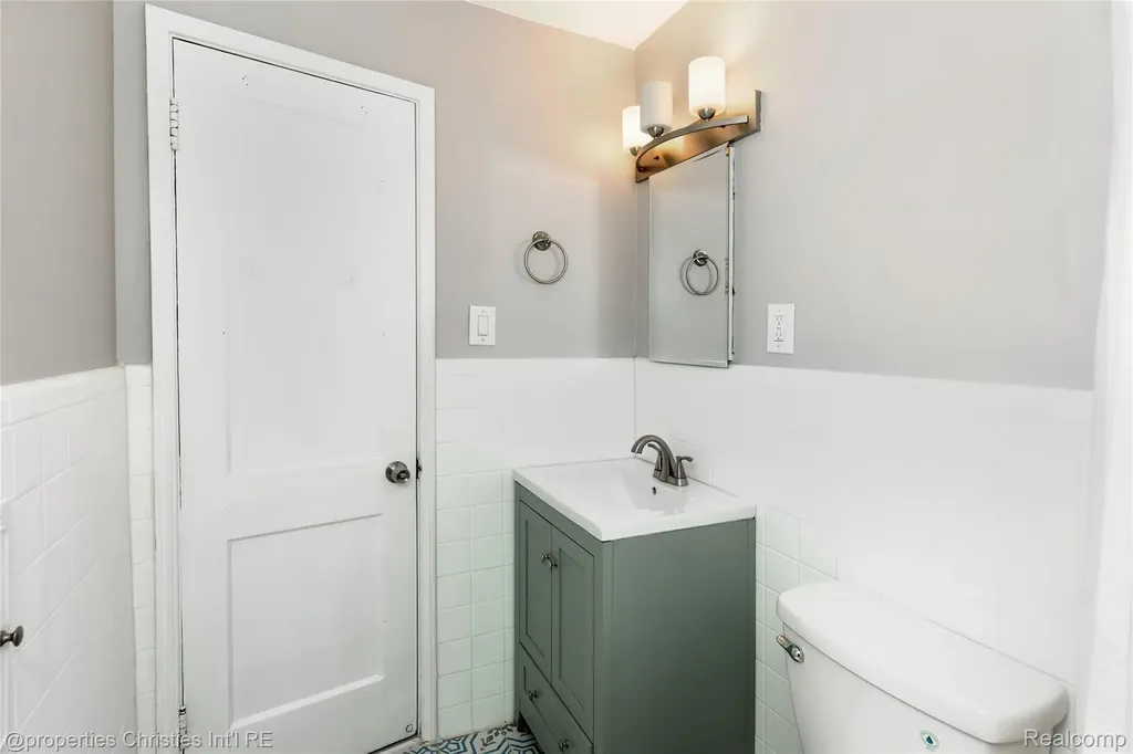 1127 Mclean Avenue Royal Oak City MI 48067