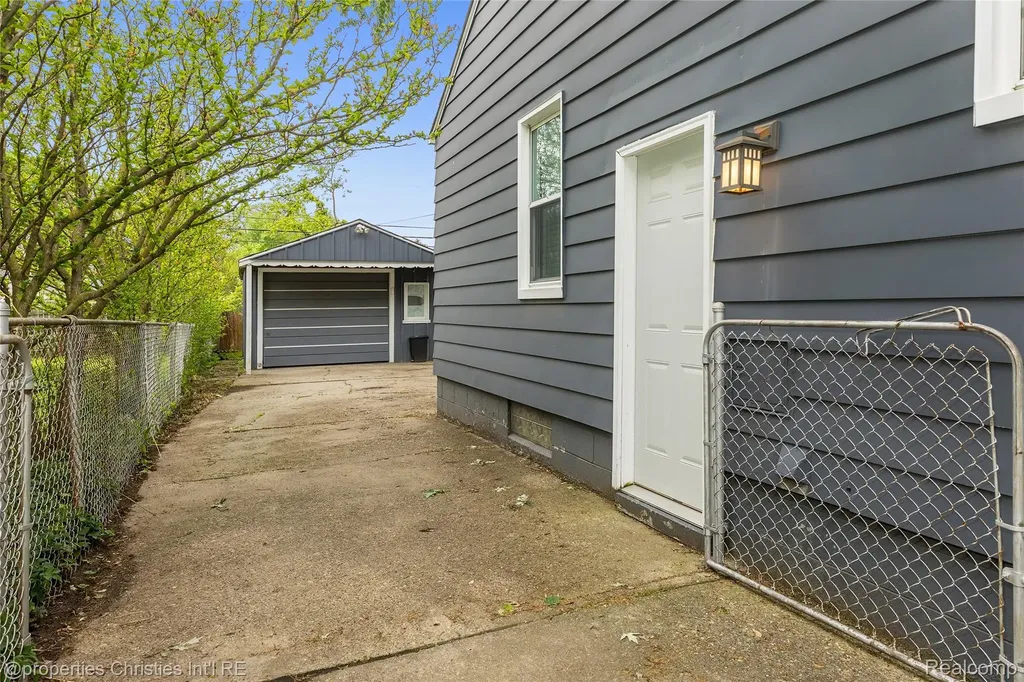 1127 Mclean Avenue Royal Oak City MI 48067