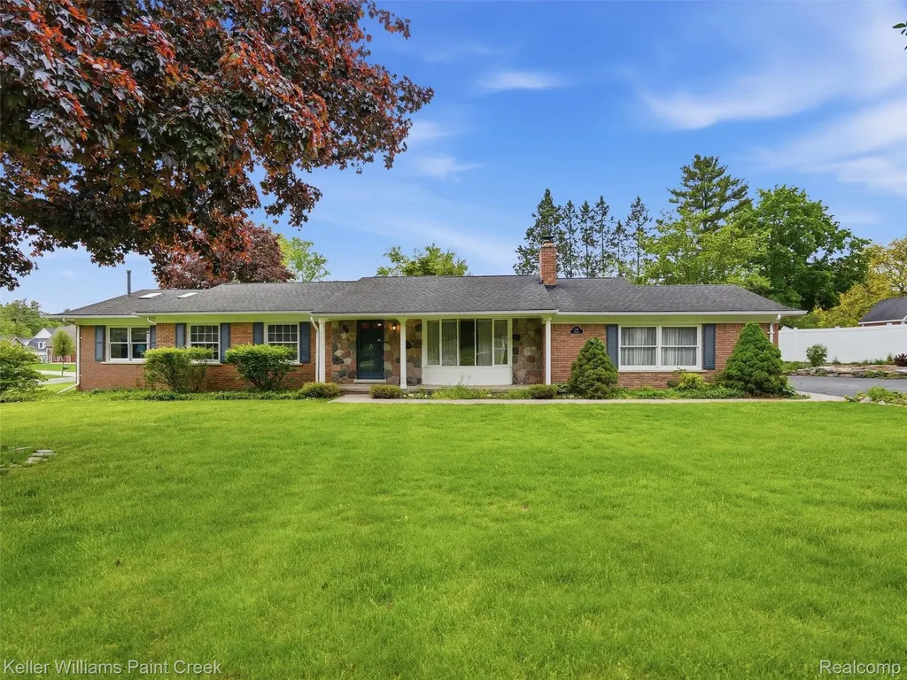 436 Broadleaf Drive Oakland Charter Township MI 48306