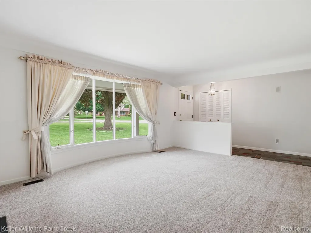 436 Broadleaf Drive Oakland Charter Township MI 48306