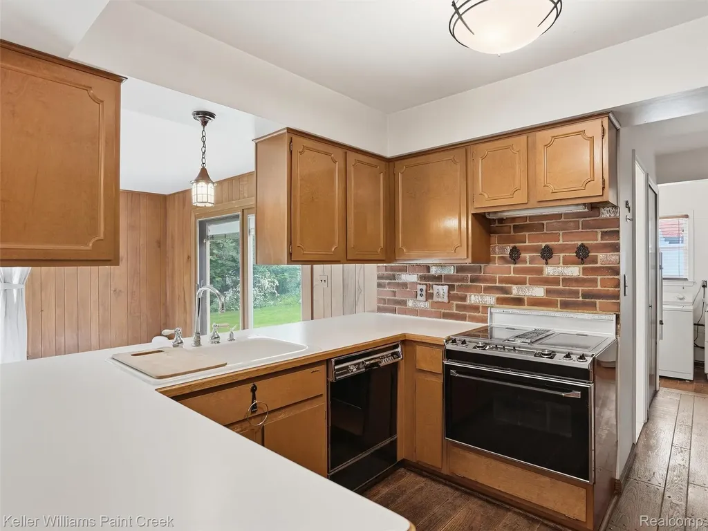 436 Broadleaf Drive Oakland Charter Township MI 48306