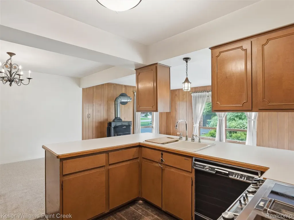 436 Broadleaf Drive Oakland Charter Township MI 48306