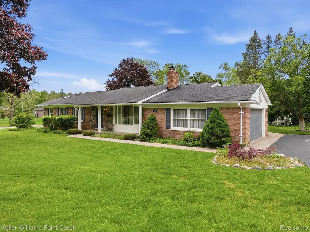436 Broadleaf Drive Oakland Charter Township MI 48306