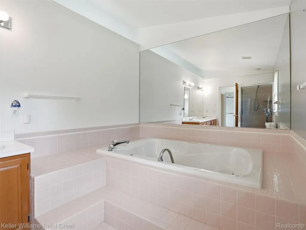 436 Broadleaf Drive Oakland Charter Township MI 48306