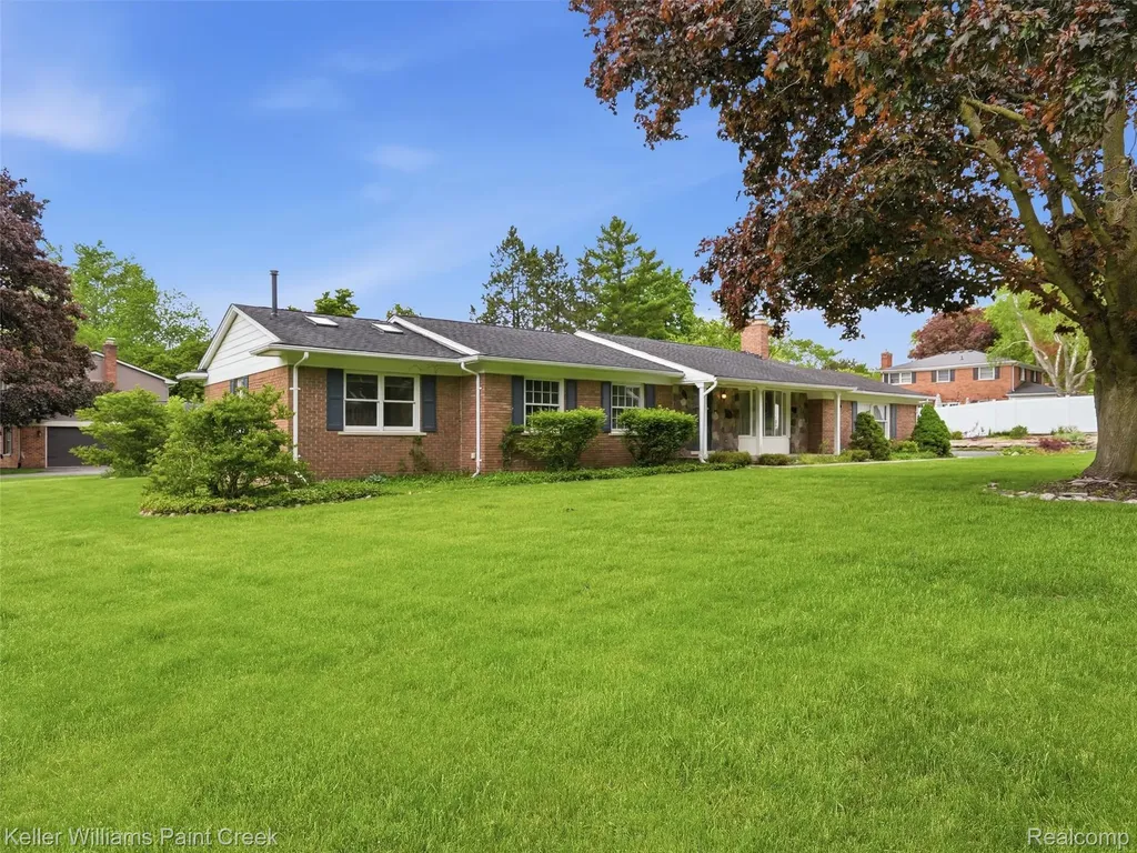 436 Broadleaf Drive Oakland Charter Township MI 48306