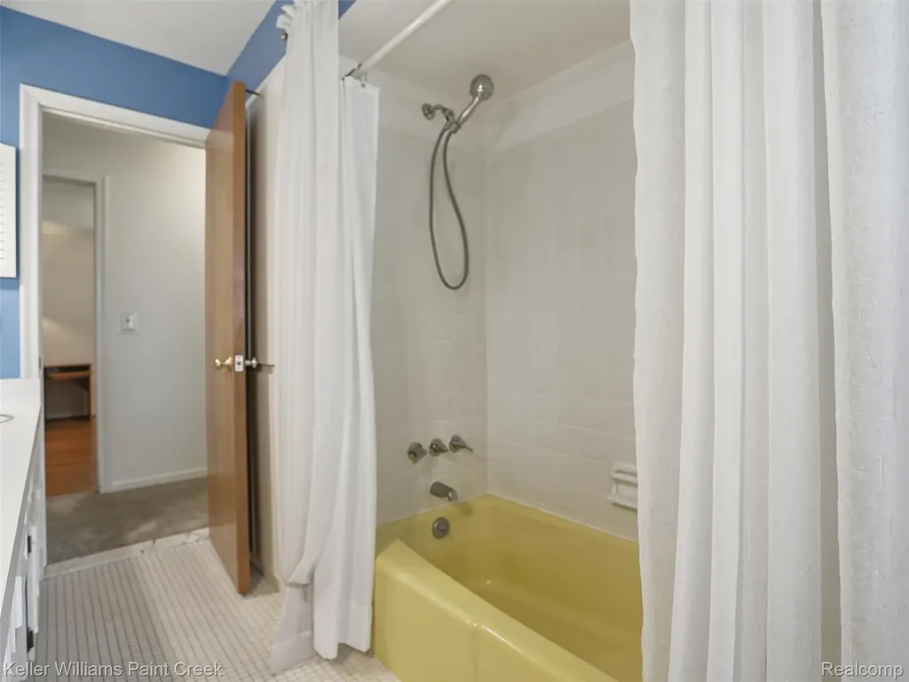 436 Broadleaf Drive Oakland Charter Township MI 48306