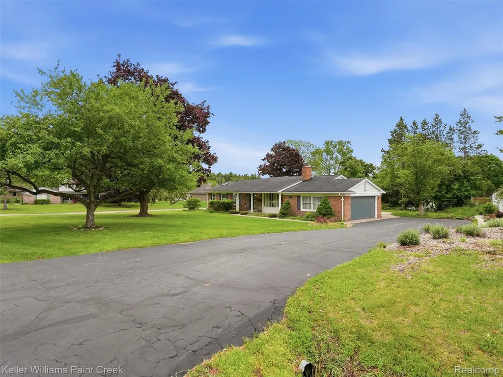 436 Broadleaf Drive Oakland Charter Township MI 48306