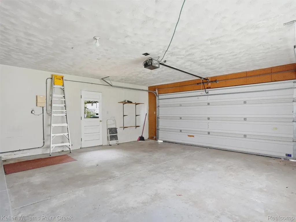 436 Broadleaf Drive Oakland Charter Township MI 48306