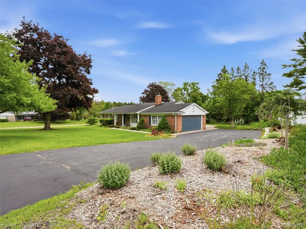 436 Broadleaf Drive Oakland Charter Township MI 48306