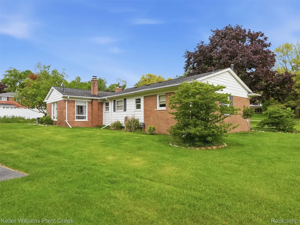 436 Broadleaf Drive Oakland Charter Township MI 48306