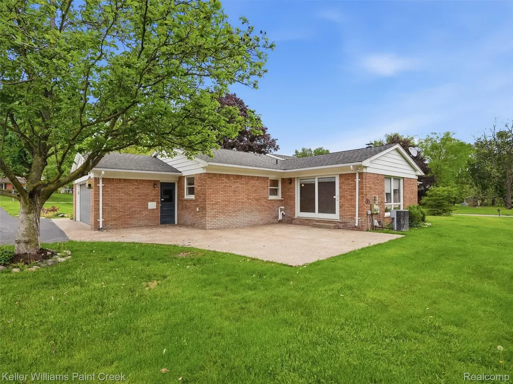 436 Broadleaf Drive Oakland Charter Township MI 48306