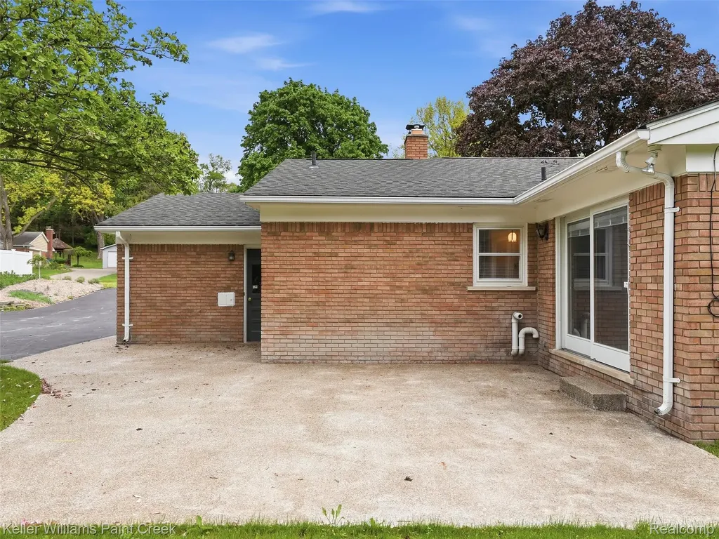 436 Broadleaf Drive Oakland Charter Township MI 48306