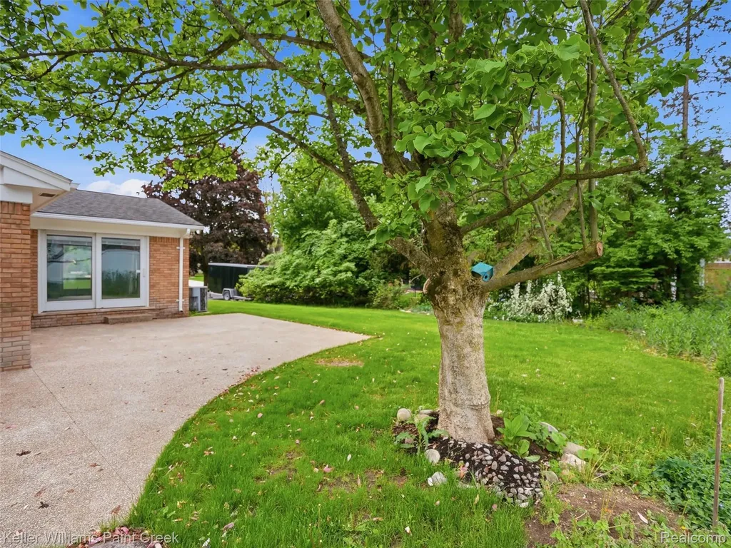 436 Broadleaf Drive Oakland Charter Township MI 48306