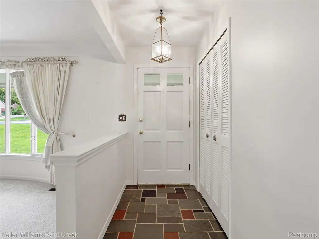436 Broadleaf Drive Oakland Charter Township MI 48306