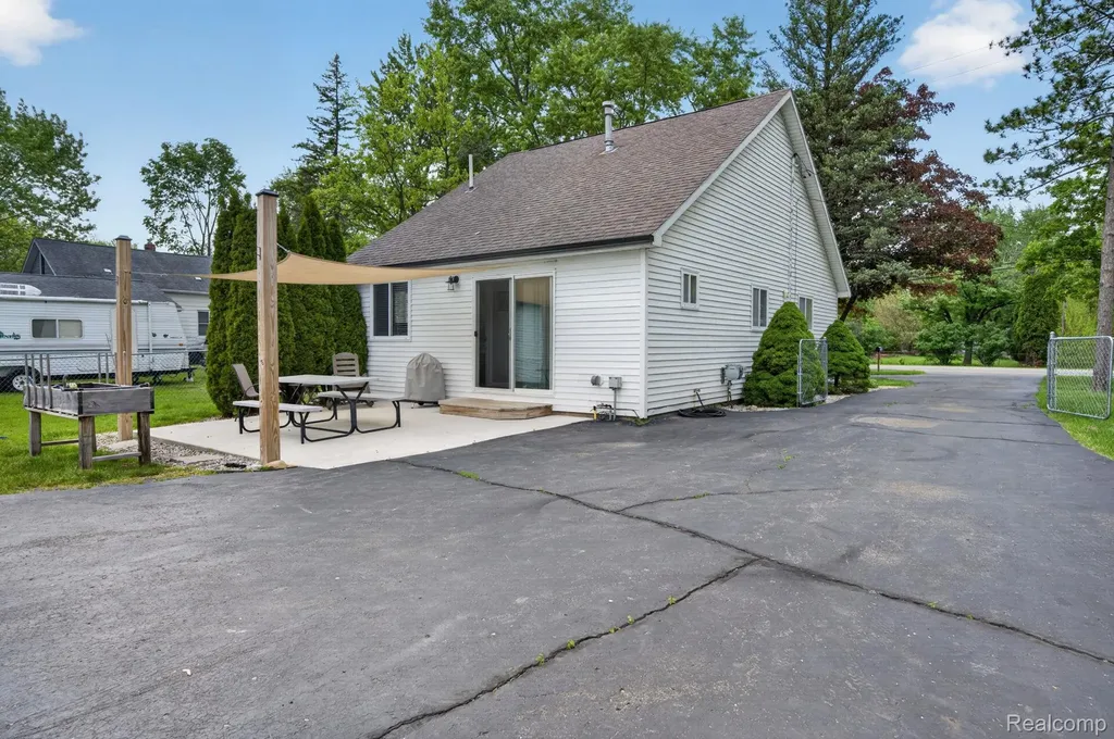 6354 Lapeer Road Burton City MI 48509