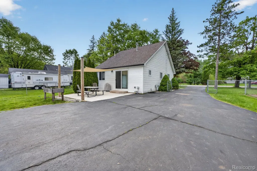 6354 Lapeer Road Burton City MI 48509