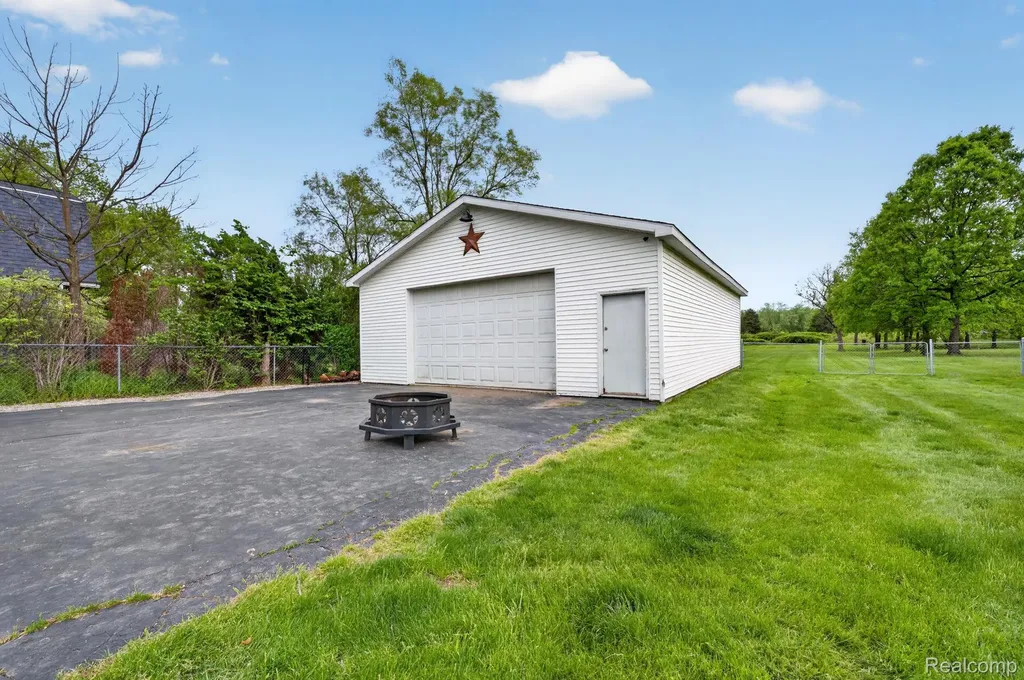 6354 Lapeer Road Burton City MI 48509