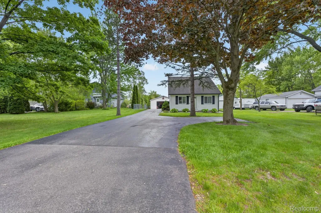6354 Lapeer Road Burton City MI 48509