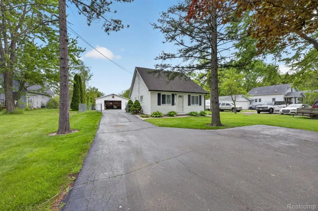 6354 Lapeer Road Burton City MI 48509
