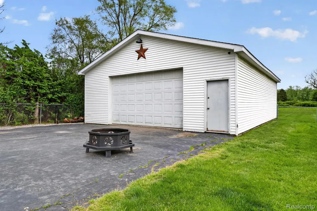6354 Lapeer Road Burton City MI 48509
