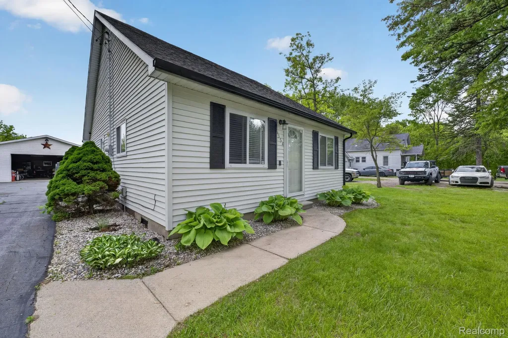 6354 Lapeer Road Burton City MI 48509